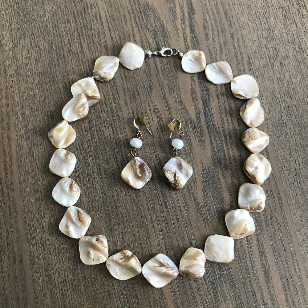 🌸 Necklace & Earring Set – Thick Shell – Like New - Picture 2 of 12